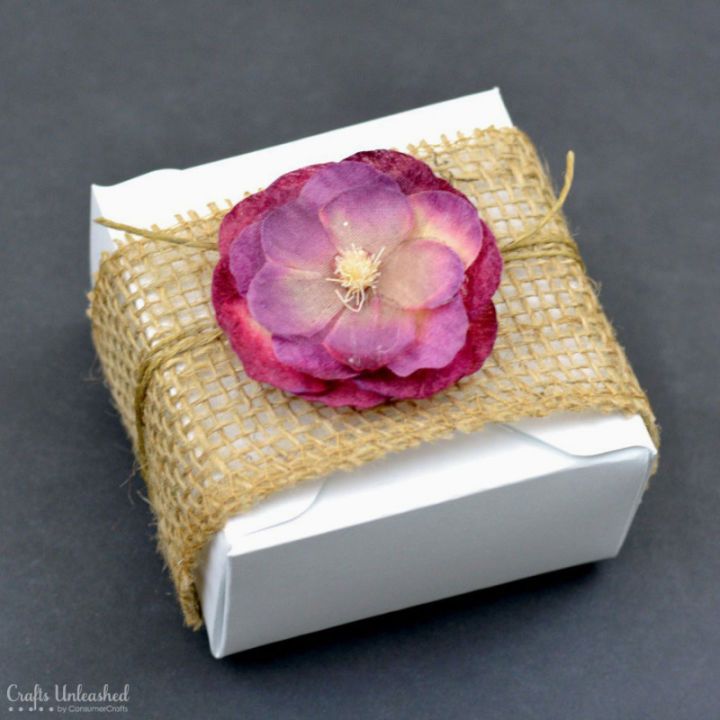 Square box decoration with accessories