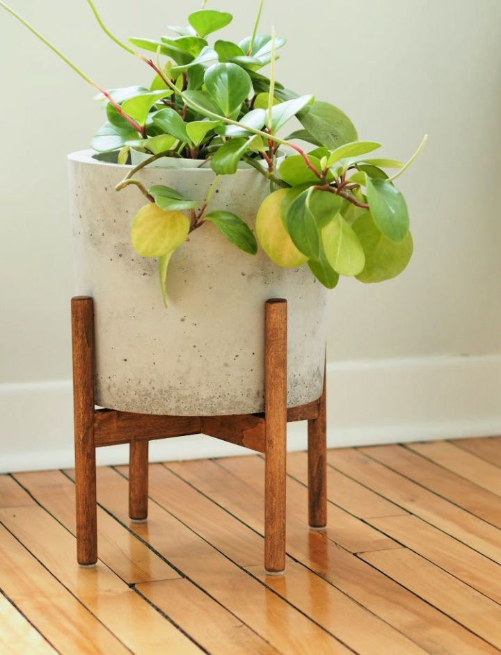 DIY Plant Stand Out of Wood