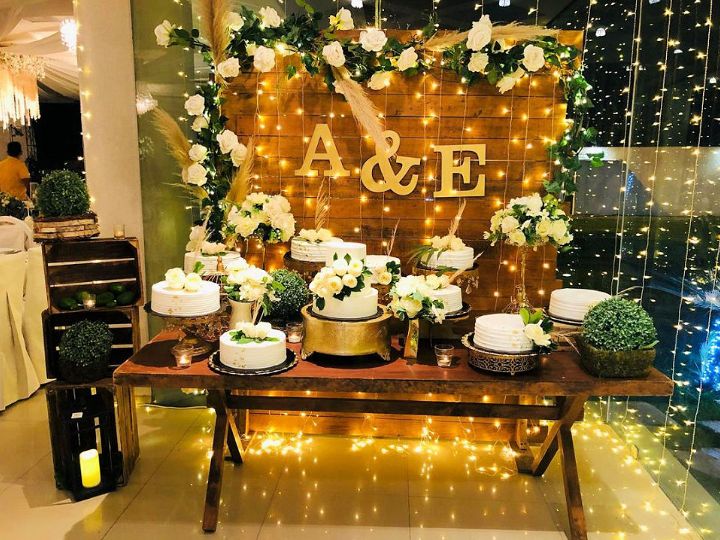 Stunning Wedding Cake Table